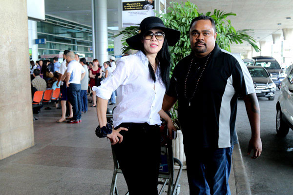 Vợ chồng ca sĩ Thu Phương tất bật ngoài sân bay 2