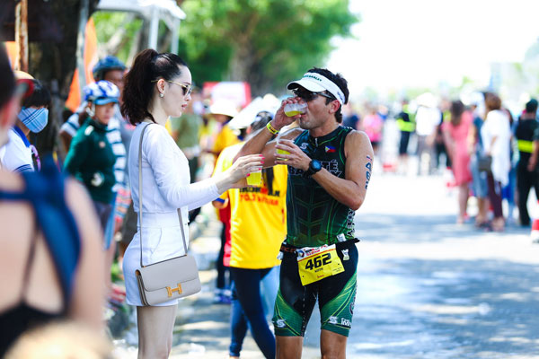 Á hậu Thái Như Ngọc xinh đẹp đi cổ vũ 'người thép' IRONMAN 70.3 7