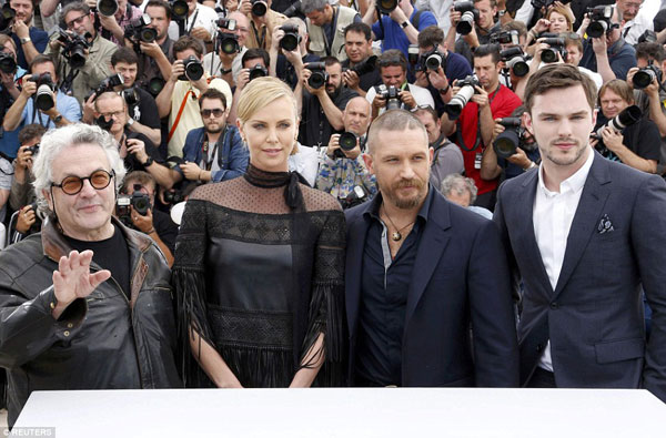 Miranda Kerr suýt lộ hàng, Sophie Marceau gặp sự cố trên thảm đỏ Cannes 13