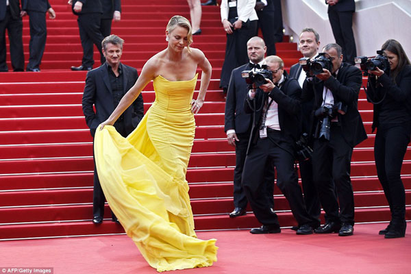 Miranda Kerr suýt lộ hàng, Sophie Marceau gặp sự cố trên thảm đỏ Cannes 8