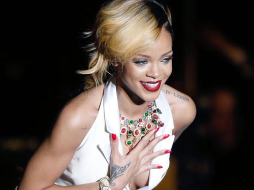 Rihanna là nghệ sĩ đầu tiên cán mốc 100 triệu đĩa nhạc
