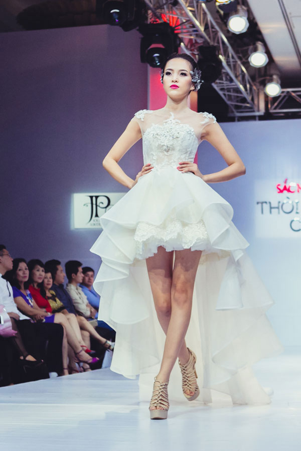 Hoàng Yến khoe hình thể hoàn hảo ngày trở lại sàn catwalk 13
