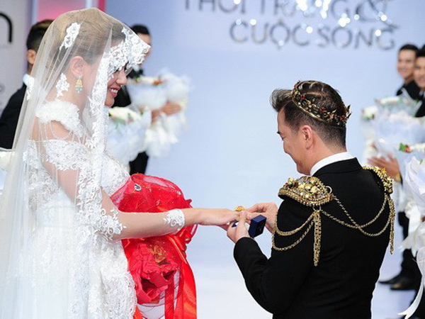 Đàm Vĩnh Hưng tặng nhẫn 'khủng', cầu hôn Hoàng Yến trên sàn catwalk - ảnh 4