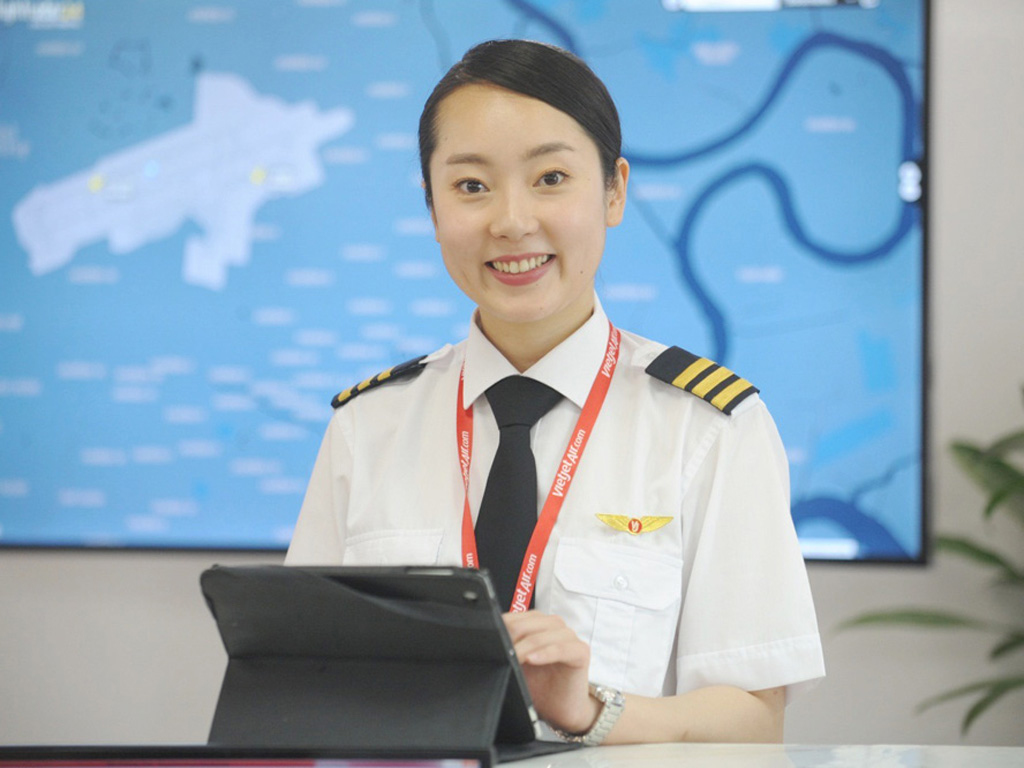 Rộn ràng bay quốc tế cùng nữ phi công xinh đẹp của Vietjet