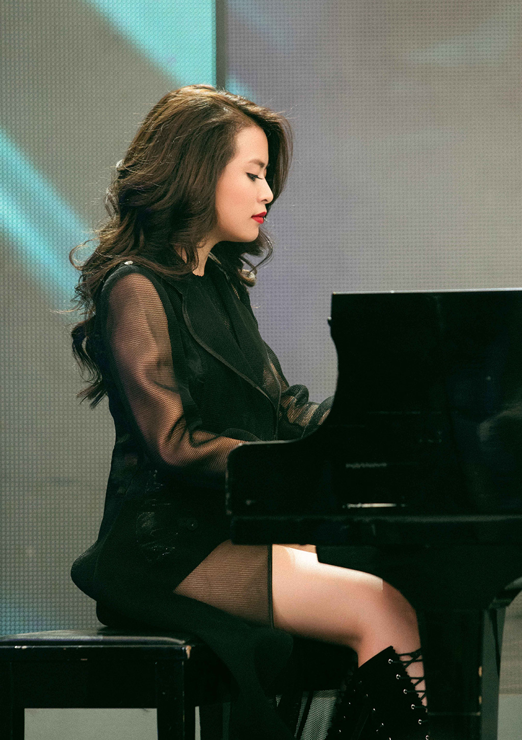 Hoàng Thủy Linh mặc nóng bỏng tham dự ‘Bữa trưa vui vẻ’ 3