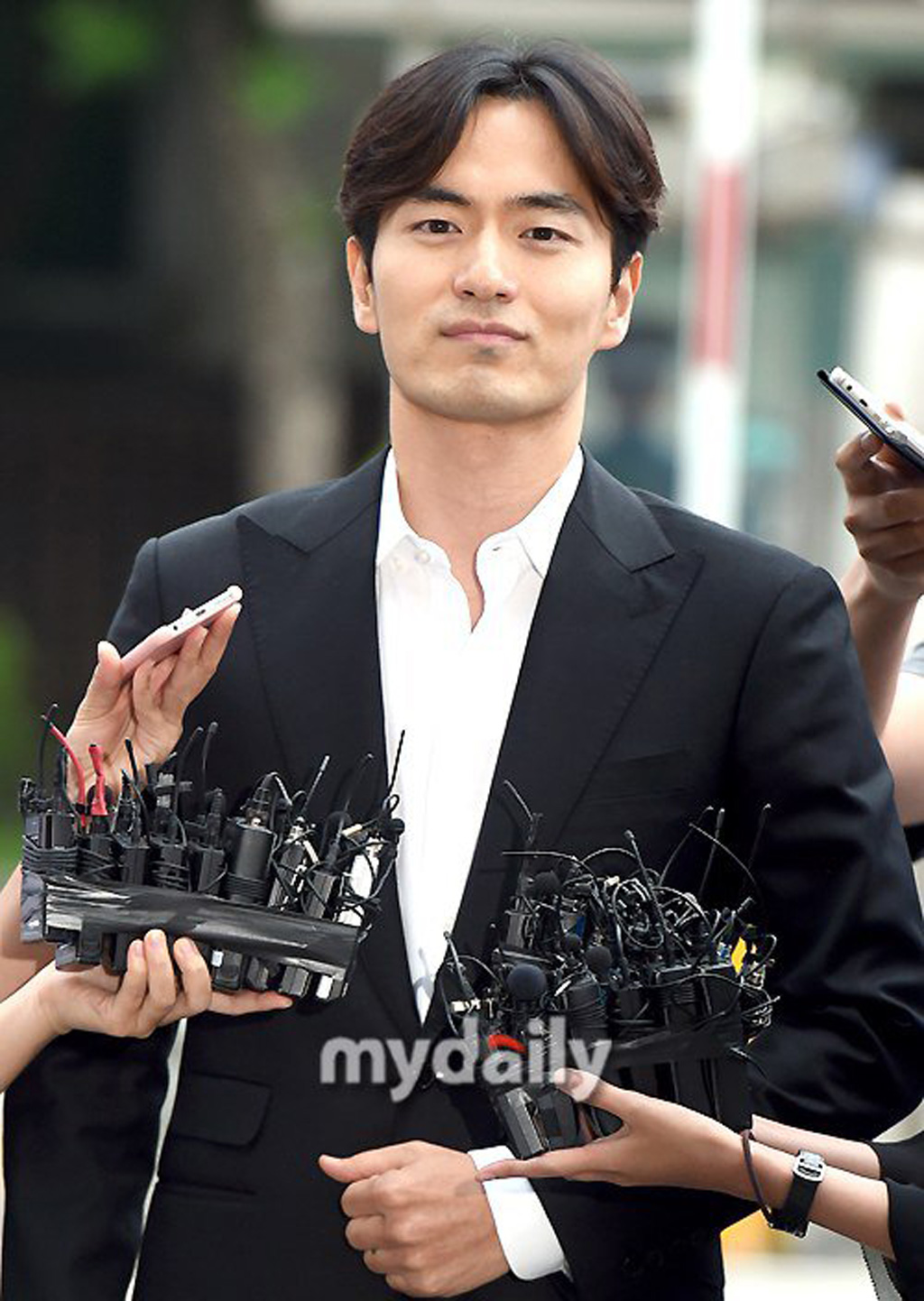 Lee Jin Wook phủ nhận cáo buộc cưỡng hiếp