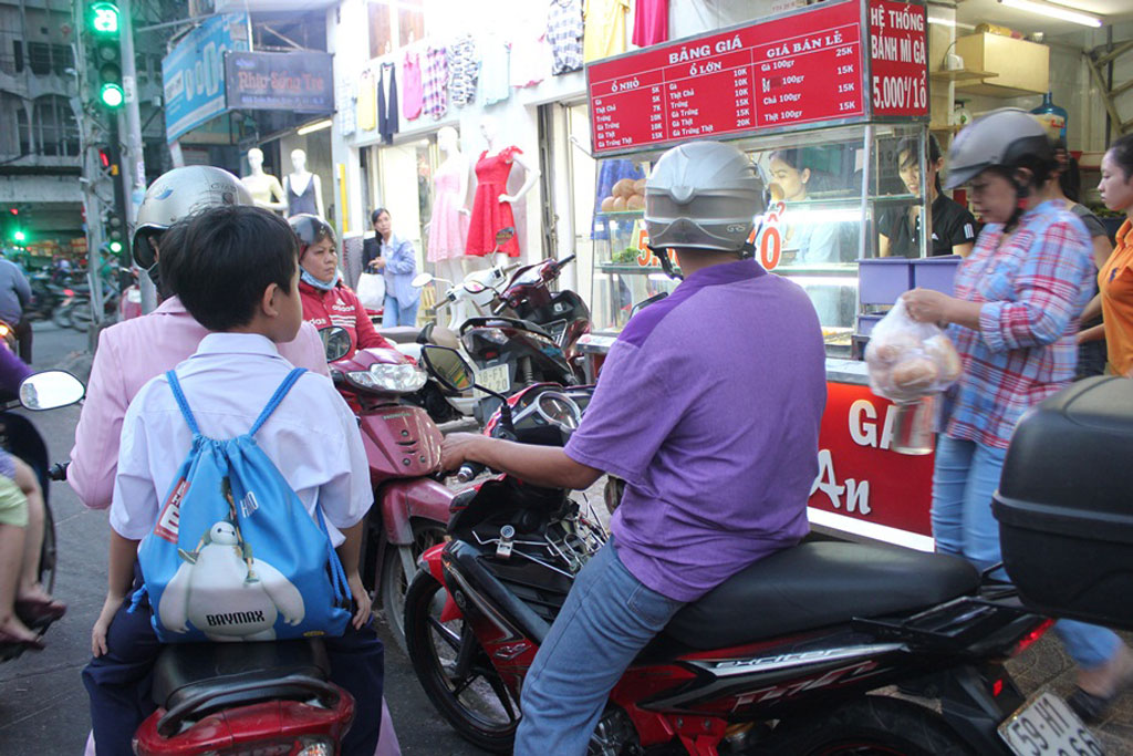 Thu nhập hơn 10 triệu đồng/ngày từ xe bánh mì 5.000 đồng 8
