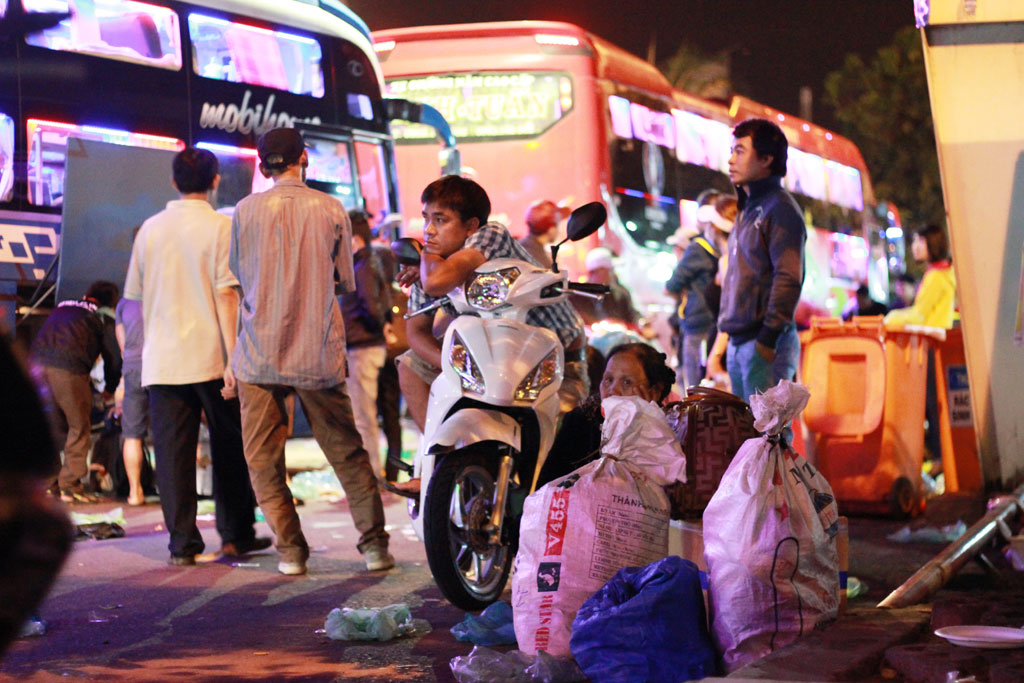 Người dân thức trắng đêm, ùn ùn trở lại Sài Gòn sau tết 10