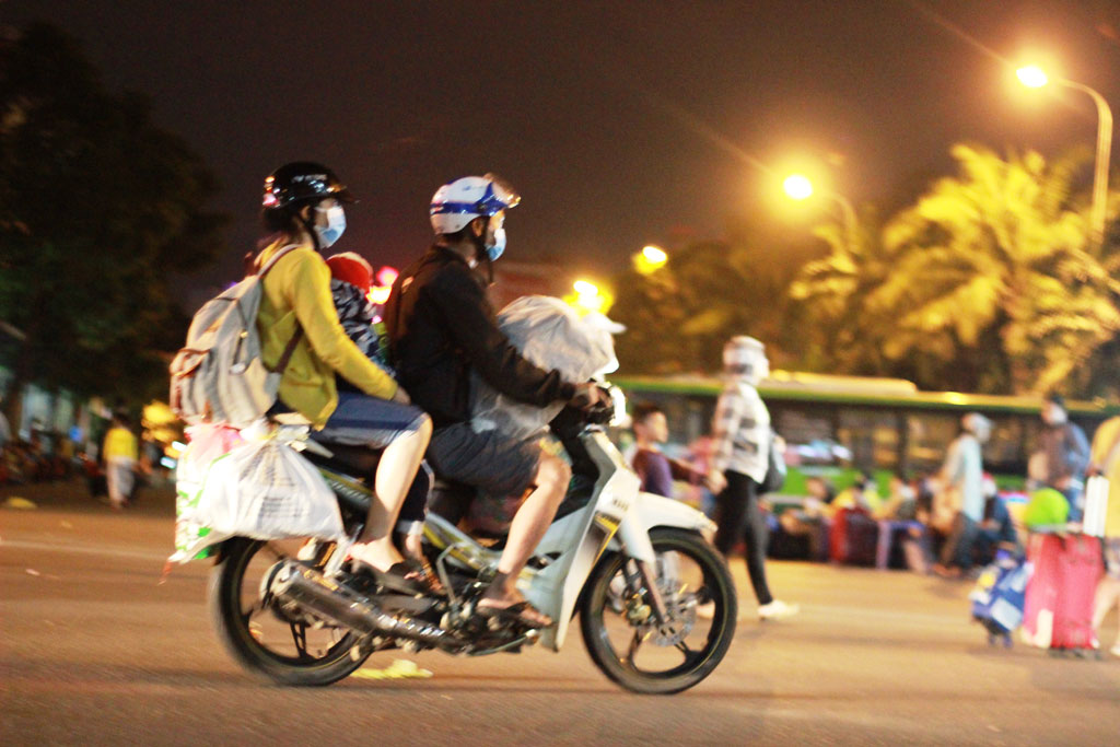 Người dân thức trắng đêm, ùn ùn trở lại Sài Gòn sau tết 12