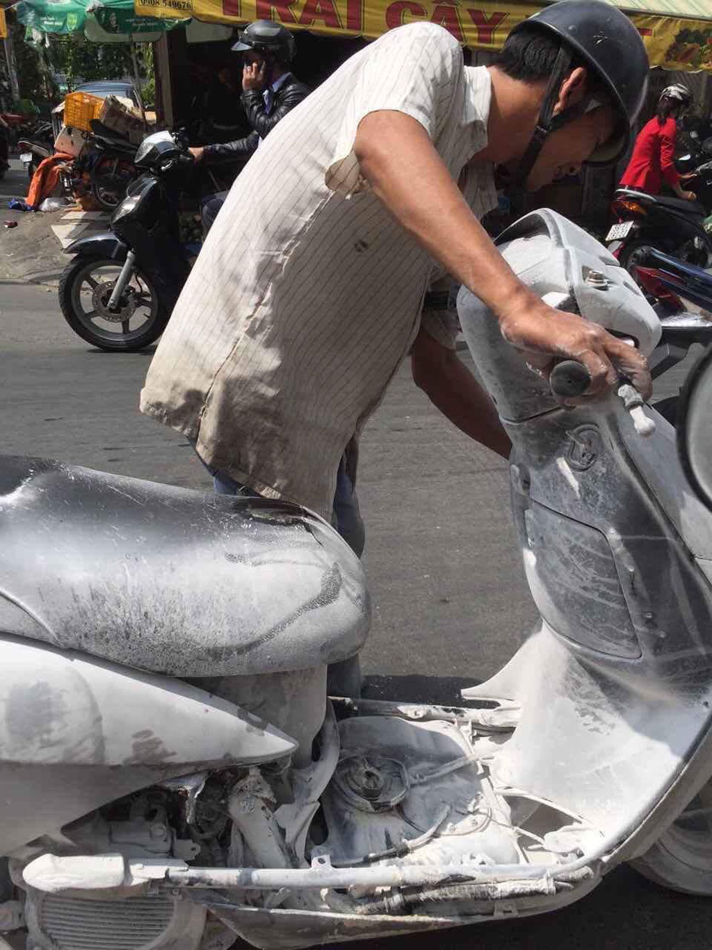 Xe bốc cháy trên đường ở Sài Gòn 1