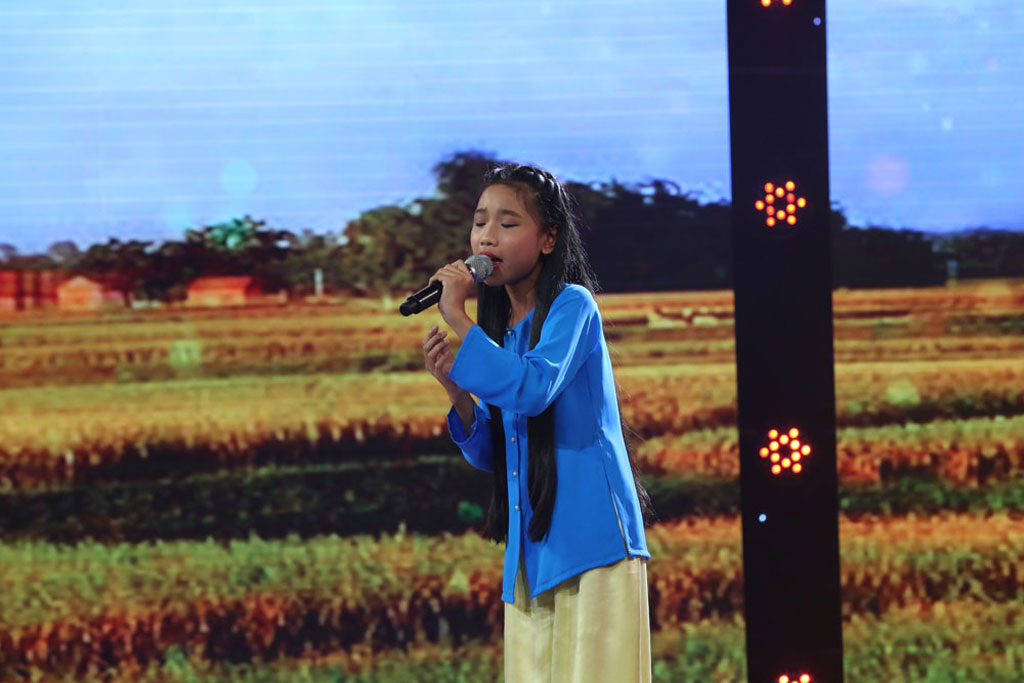 Cô bé 7 tuổi hát dân ca khiến NSND Thu Hiền xúc động3