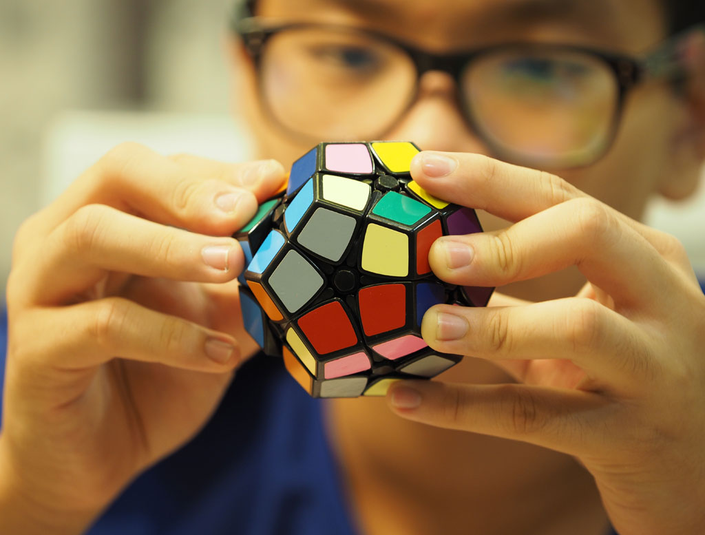 Cậu học trò chinh phục khối rubik đầy mê hoặc