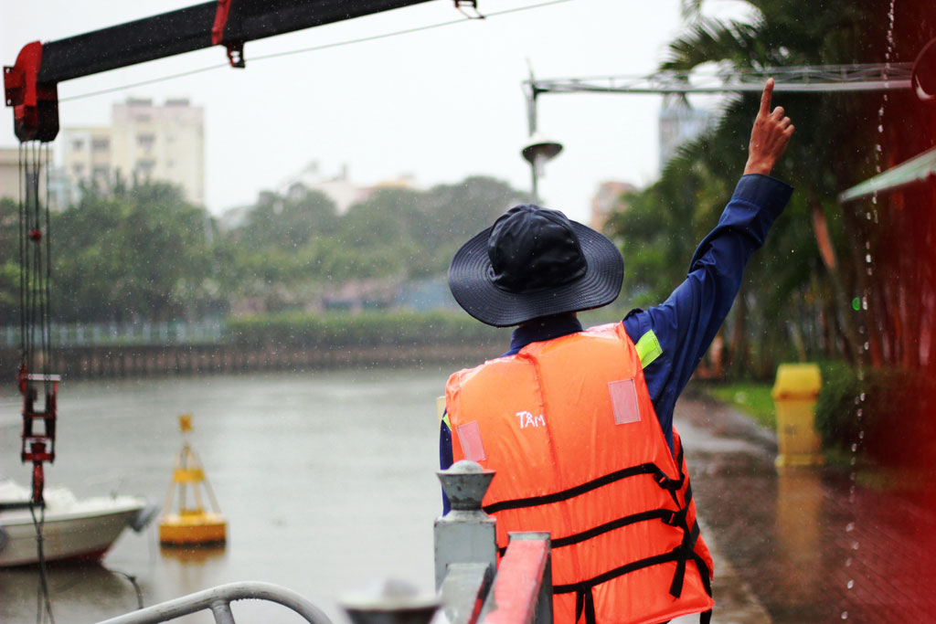Lặng thầm giữa mưa nắng trên dòng kênh ở Sài Gòn 1