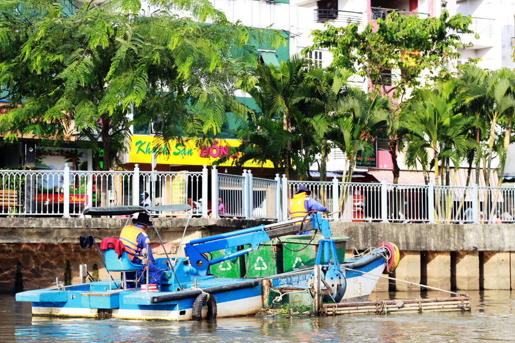 Lặng thầm giữa mưa nắng trên dòng kênh ở Sài Gòn 6
