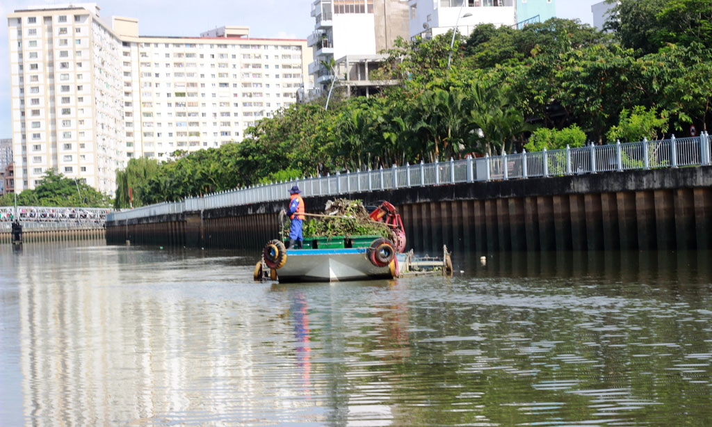 Lặng thầm giữa mưa nắng trên dòng kênh ở Sài Gòn 7