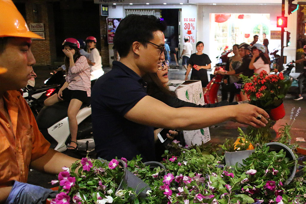 Người dân tập trung giành hoa tại đêm bế mạc đường hoa Nguyễn Huệ 13