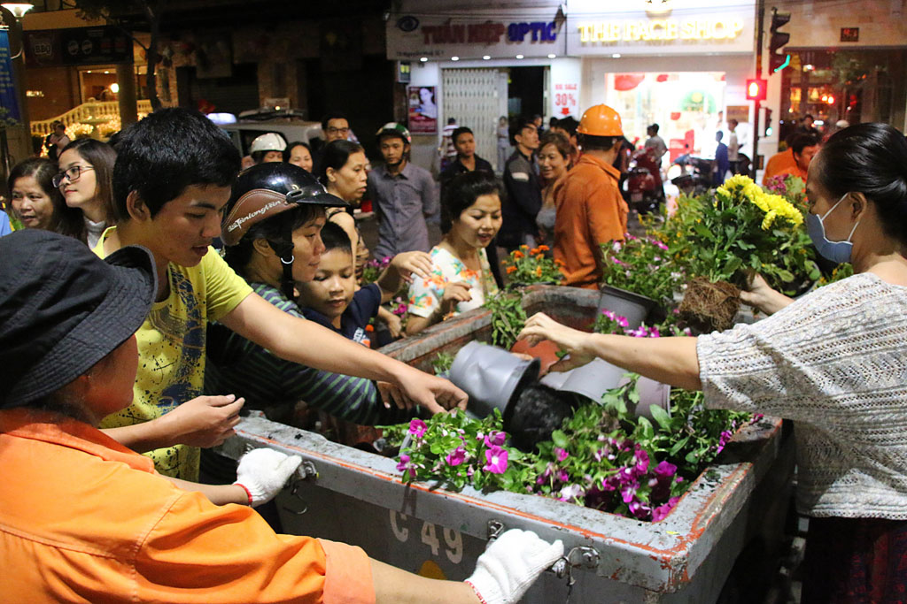 Người dân tập trung giành hoa tại đêm bế mạc đường hoa Nguyễn Huệ 15