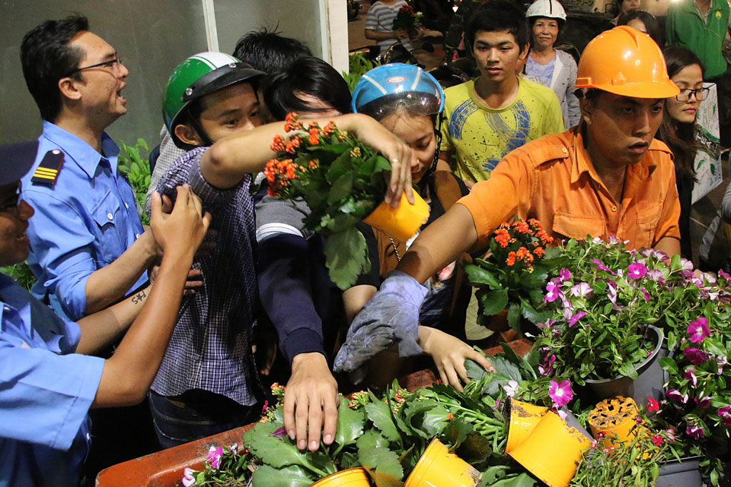 Người dân tập trung giành hoa tại đêm bế mạc đường hoa Nguyễn Huệ 16