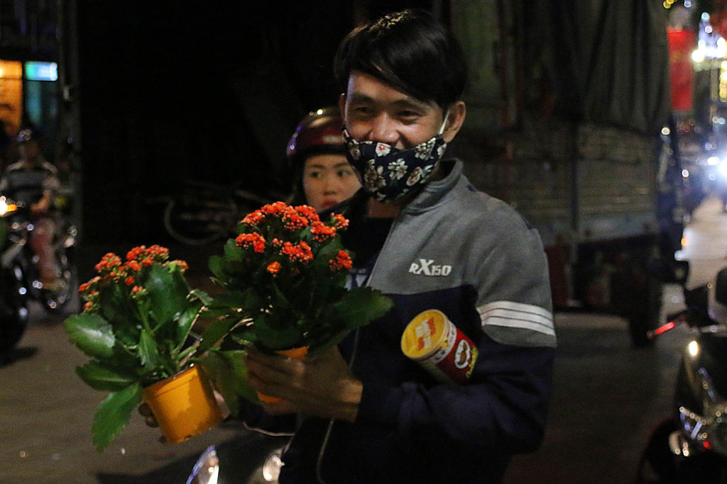 Người dân tập trung giành hoa tại đêm bế mạc đường hoa Nguyễn Huệ 20