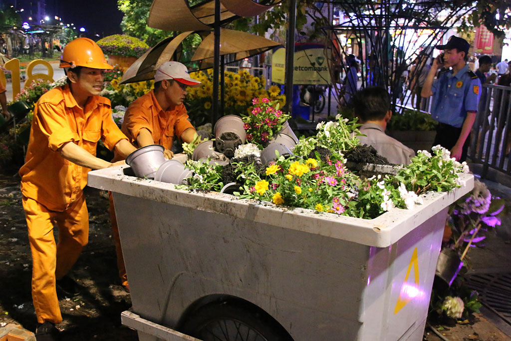 Người dân tập trung giành hoa tại đêm bế mạc đường hoa Nguyễn Huệ 6