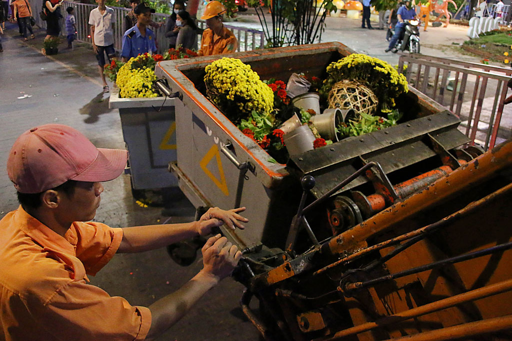 Người dân tập trung giành hoa tại đêm bế mạc đường hoa Nguyễn Huệ 7
