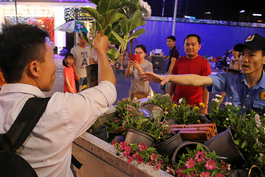 Người dân tập trung giành hoa tại đêm bế mạc đường hoa Nguyễn Huệ 8