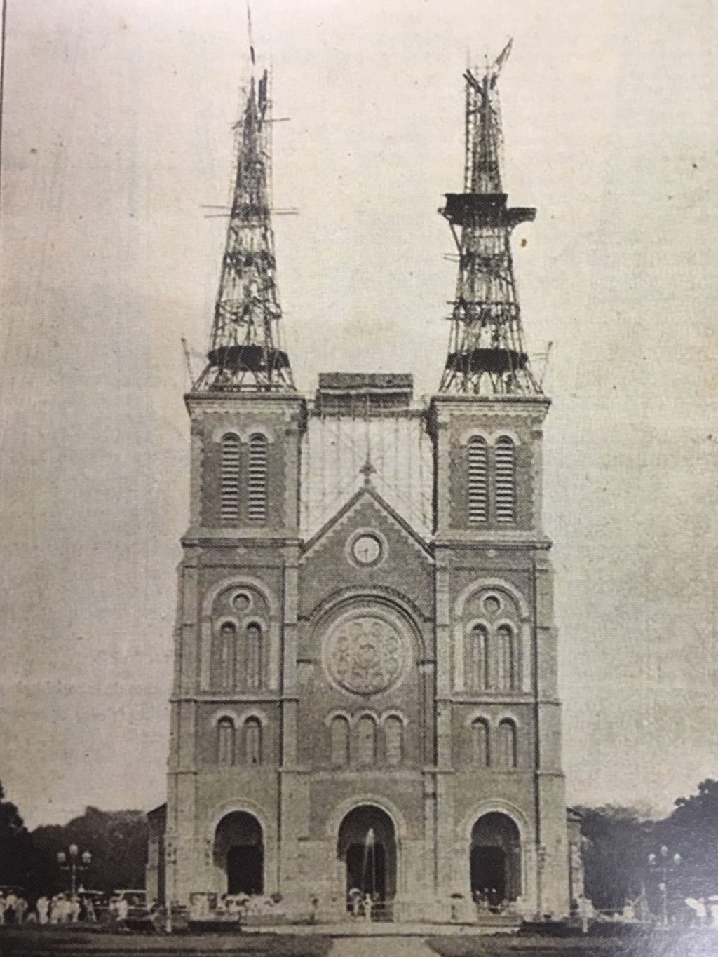 Nhà thờ Đức Bà hiện diện sống động giữa trung tâm Sài Gòn suốt 138 năm qua 12
