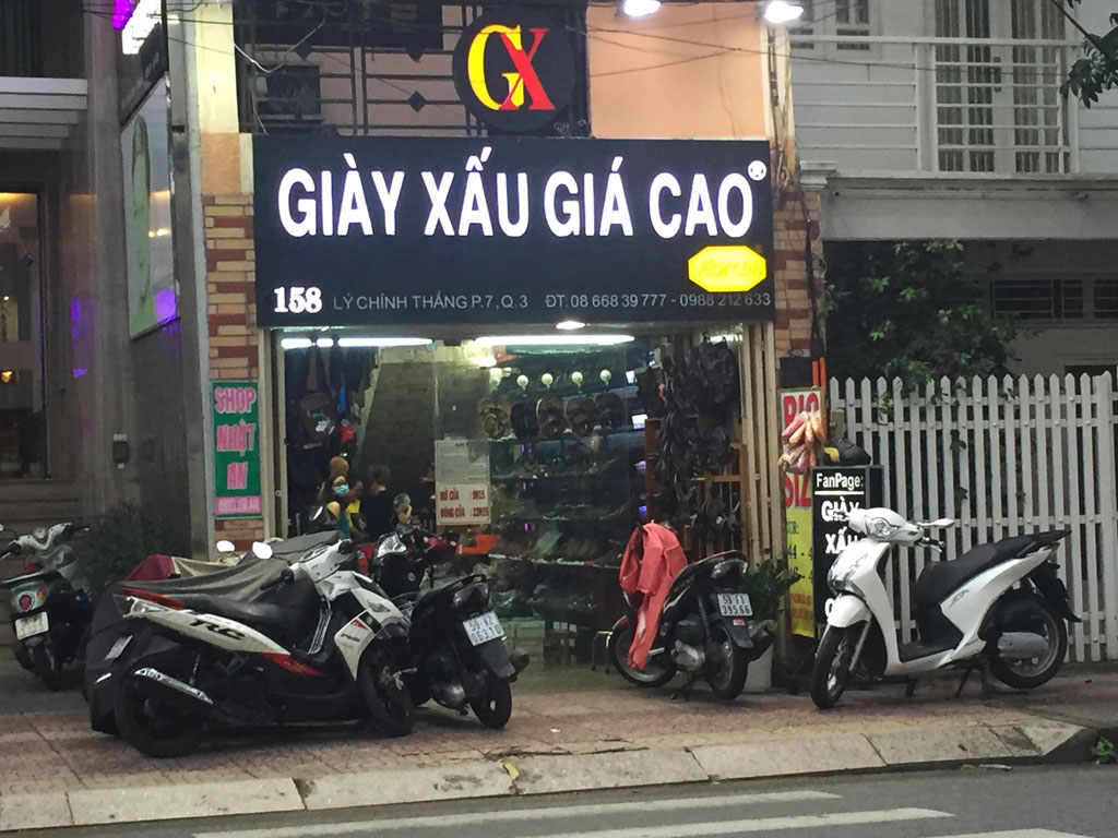Ngã ngửa trước những biển hiệu 'khó đỡ' ở TP.HCM 1