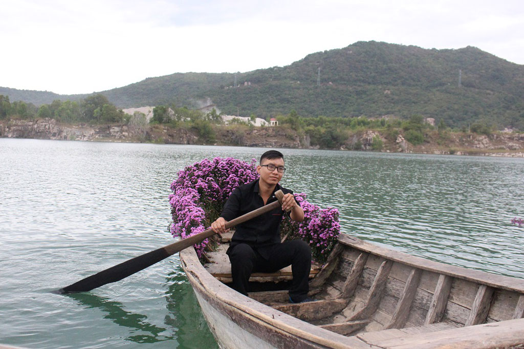 Người trẻ ngả nghiêng thả mình tìm “góc sống ảo thần thánh” ở hồ Đá Xanh3