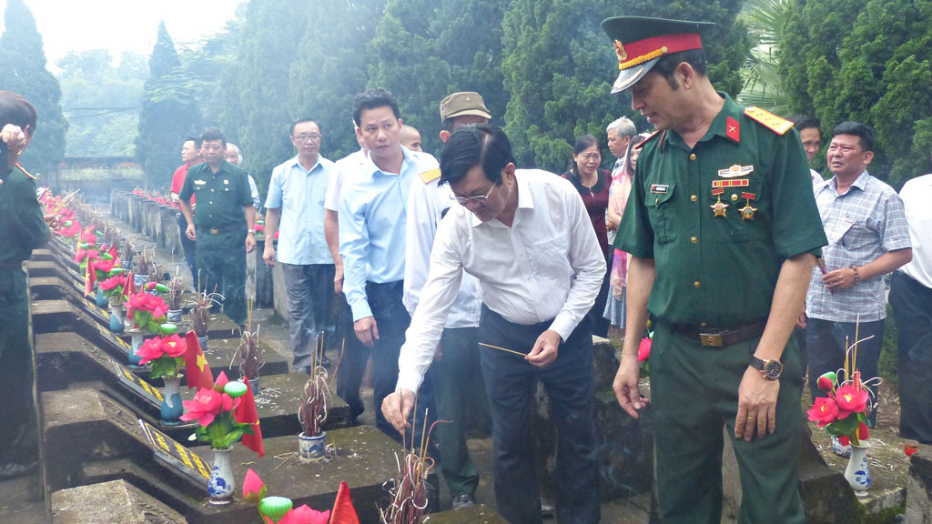 Nguyên Chủ tịch nước Trương Tấn Sang viếng các anh hùng liệt sĩ tại Vị Xuyên
