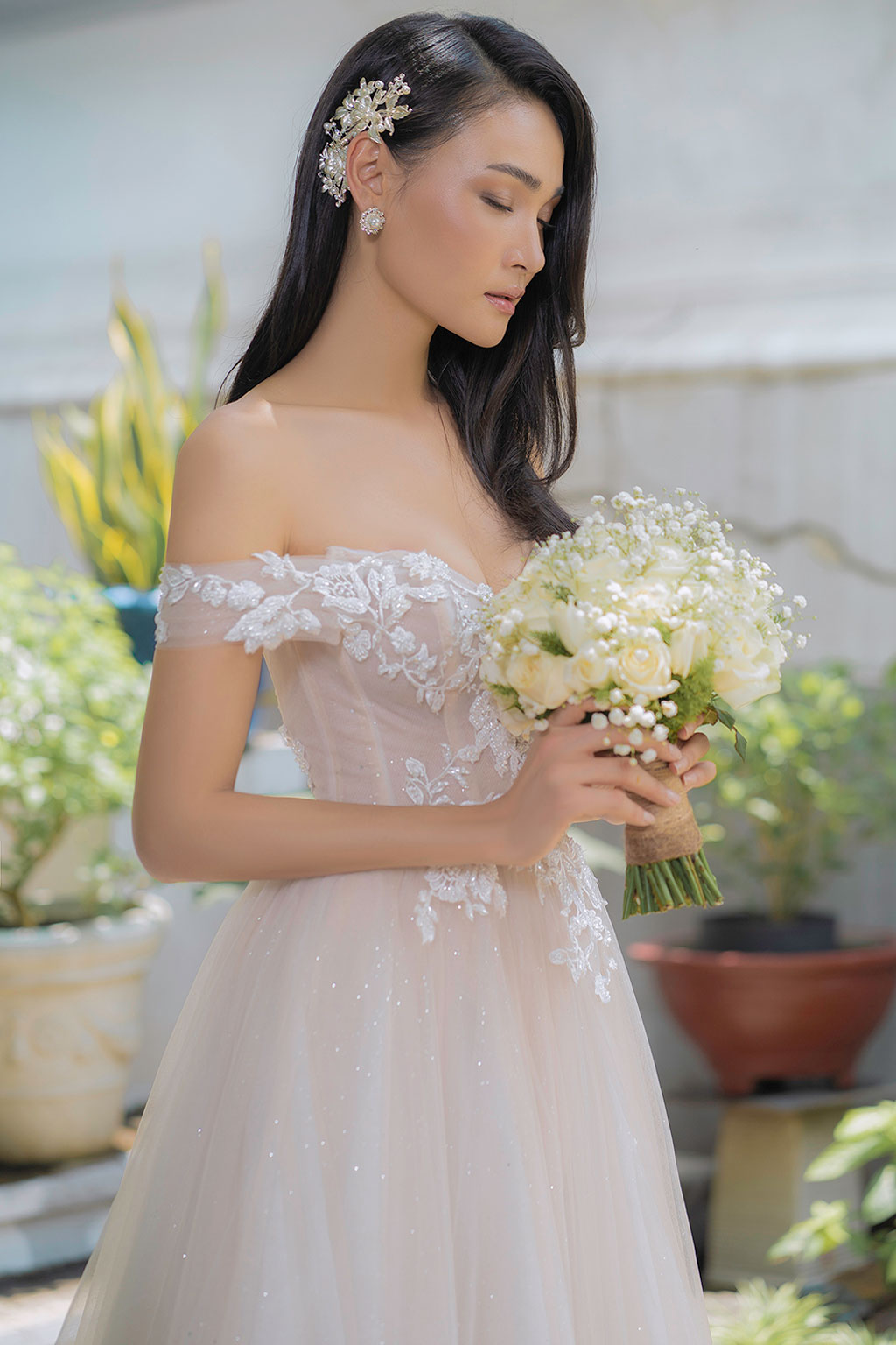 Người mẫu Thùy Trang đẹp lạnh lùng trong váy cô dâu3