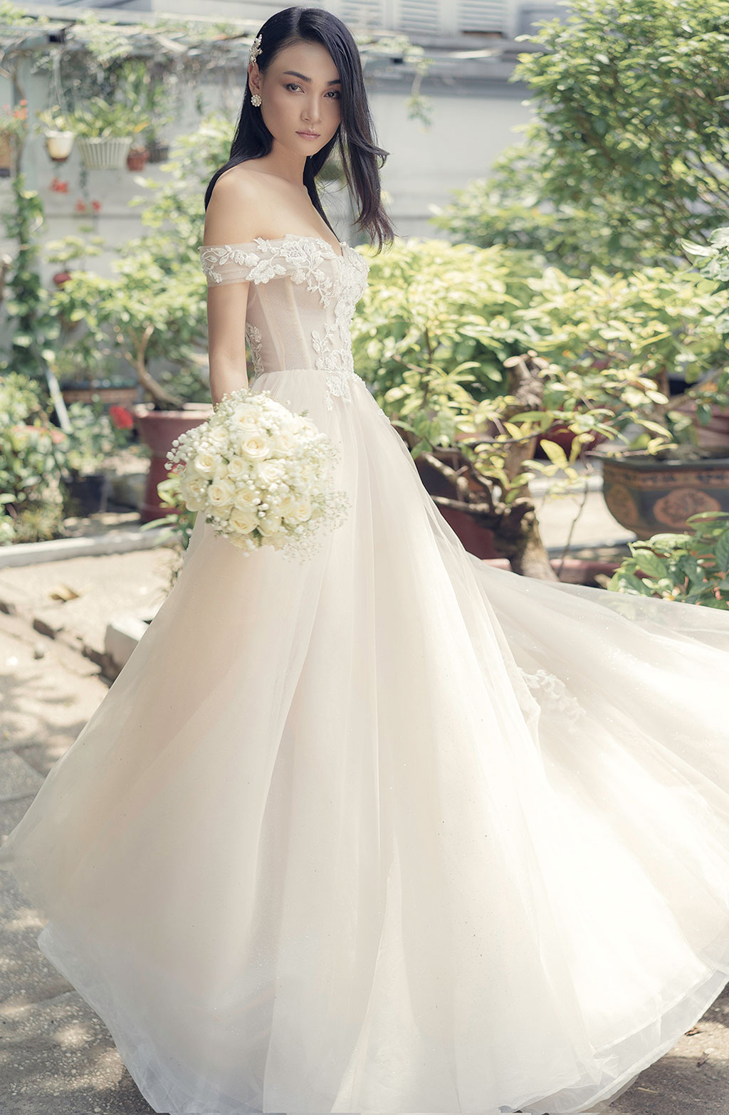 Người mẫu Thùy Trang đẹp lạnh lùng trong váy cô dâu5