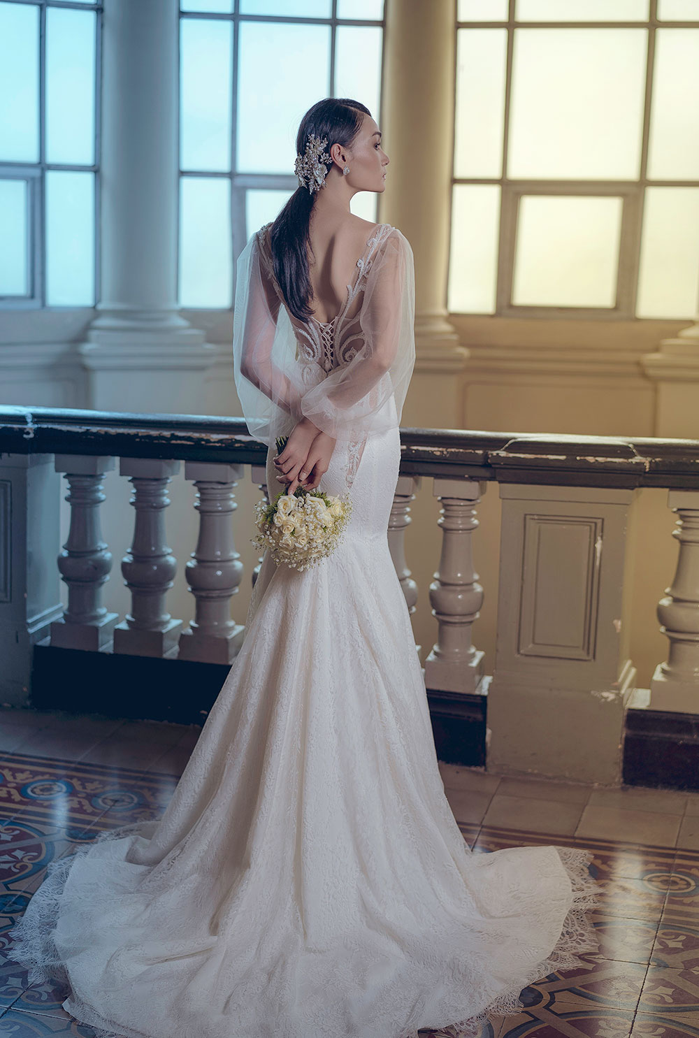 Người mẫu Thùy Trang đẹp lạnh lùng trong váy cô dâu8
