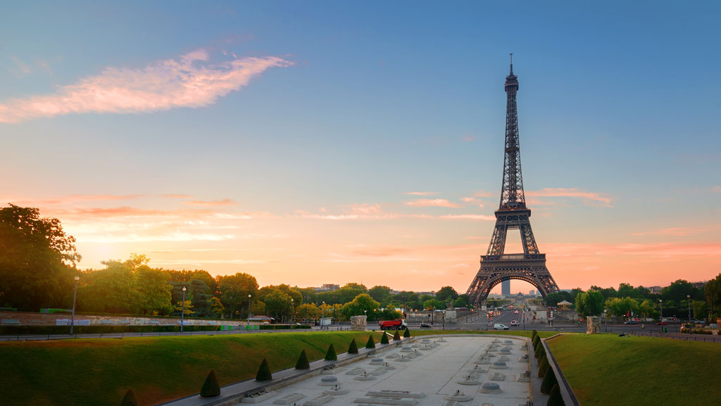 Du lịch Paris và Tháp Eiffel: Trải nghiệm không gian nghệ thuật cổ điển của Paris với một chuyến đi đến Tháp Eiffel. Đây là nơi bạn có thể cảm nhận được bầu không khí đầy lãng mạn của thành phố đầy màu sắc này, thưởng thức đồ ăn ngon và khám phá những bức tượng nghệ thuật tuyệt đẹp.