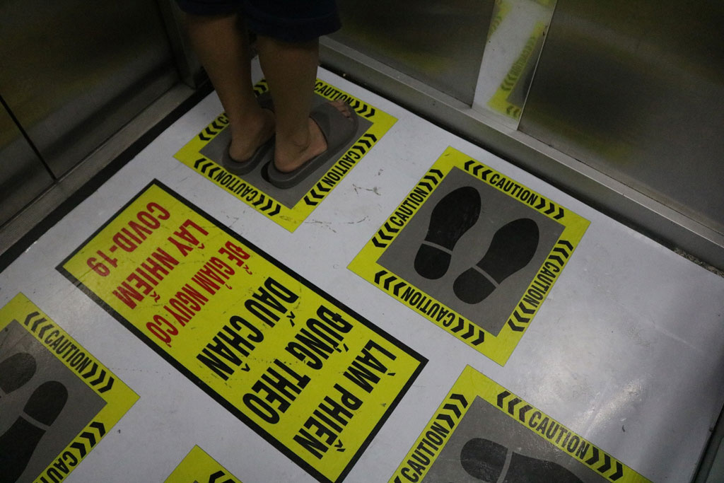 Chung cư tại Sài Gòn in biển chỉ dẫn bằng dấu chân trong thang máy để chống dịch Covid-192