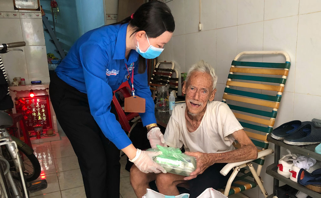 Nấu cơm tặng những người nghèo khó1