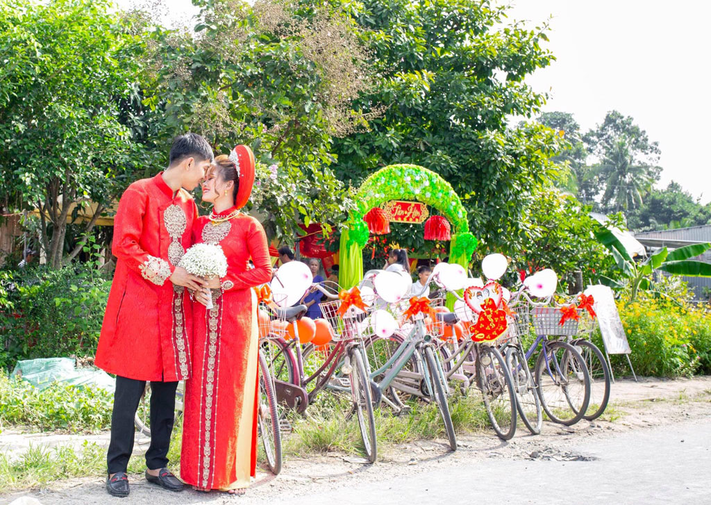 Cặp đôi rước dâu bằng xe đạp: Chẳng còn gì tuyệt vời hơn khi bạn và người yêu đón dâu bằng chiếc xe đạp thiên đường. Bạn sẽ cảm nhận được niềm hạnh phúc, sự ngọt ngào và lãng mạn nơi mỗi đường phố với cặp đôi rước dâu bằng xe đạp.