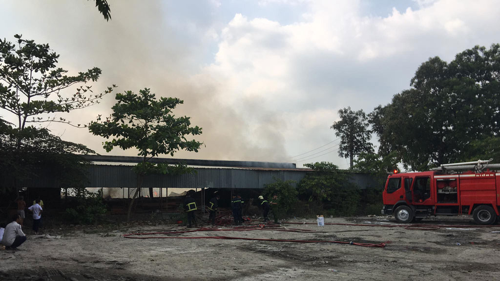 TP.HCM: Cháy lớn xưởng gỗ tại Q.9, nhiều tài sản bị thiêu rụi1