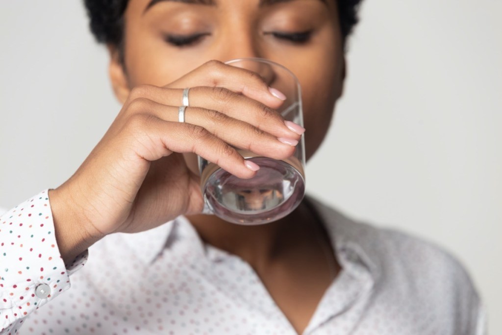 Không uống đủ nước có thể ảnh hưởng đến sức khỏe và cảm giác mệt mỏi. Xem ngay để tìm những bí quyết để uống đủ nước mỗi ngày và giữ sức khỏe tốt.