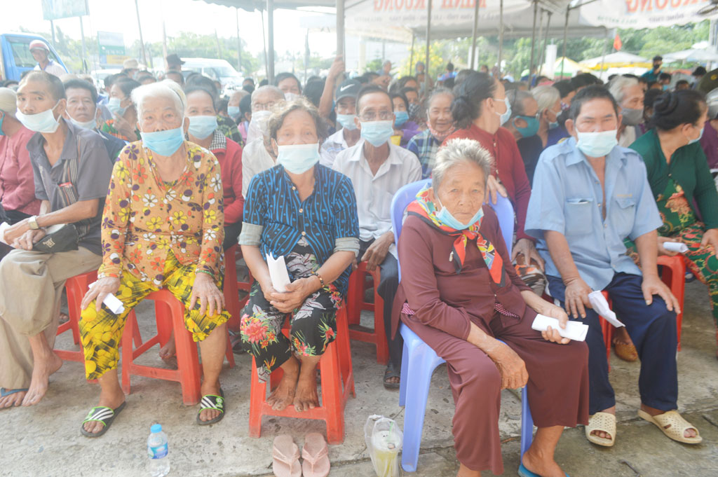Mang yêu thương đến với người nghèo1