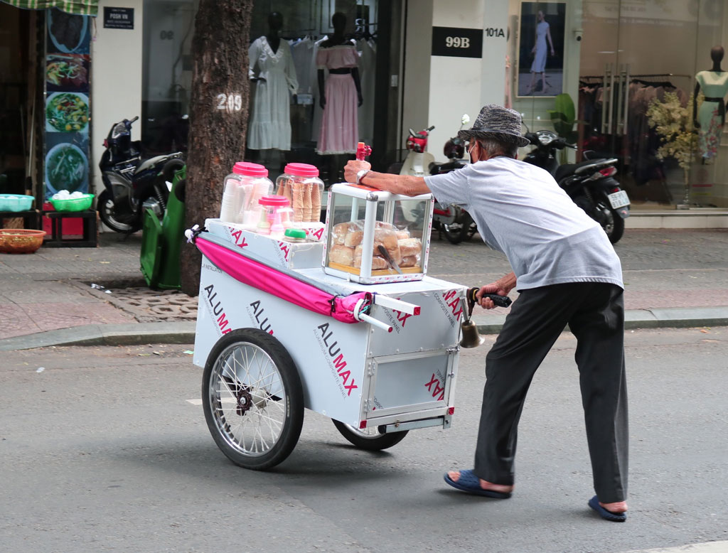 Cụ ông U90 ‘đẩy tuổi thơ’ đi khắp Sài Gòn: ‘Trẻ con hết thích xe cà rem của tôi rồi’11