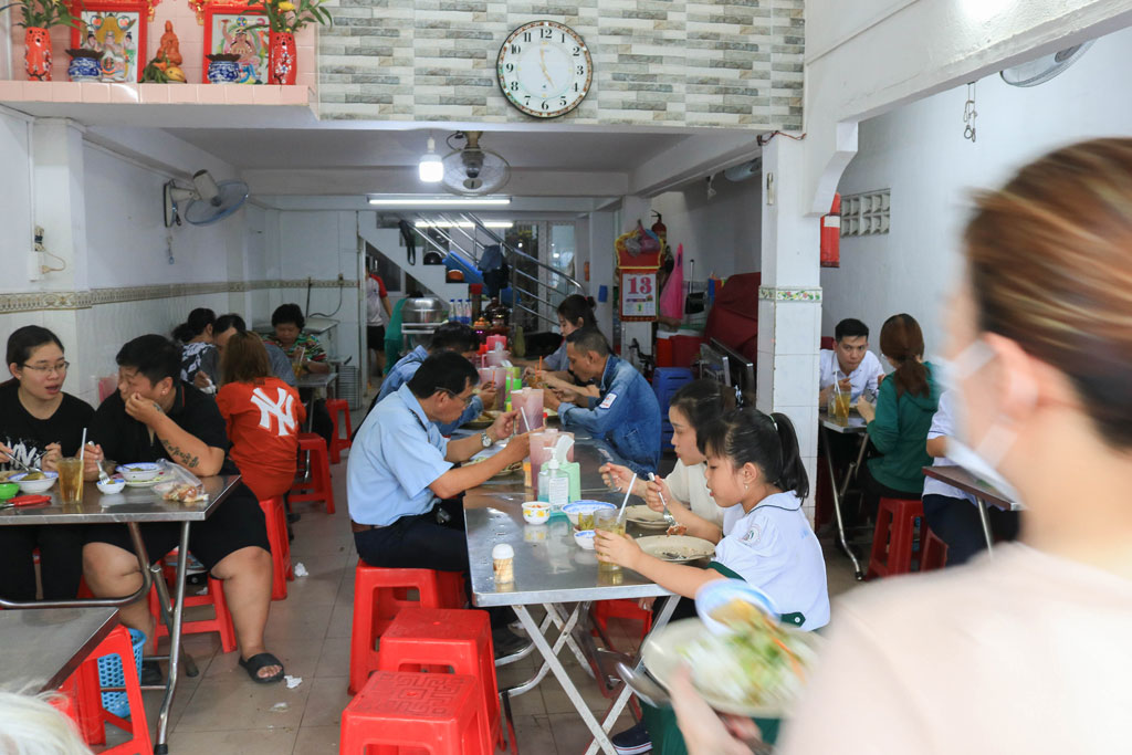 Quán cơm ‘tốc độ’ ở Sài Gòn, khách vừa vào bàn, món ăn cũng vừa được mang đến2