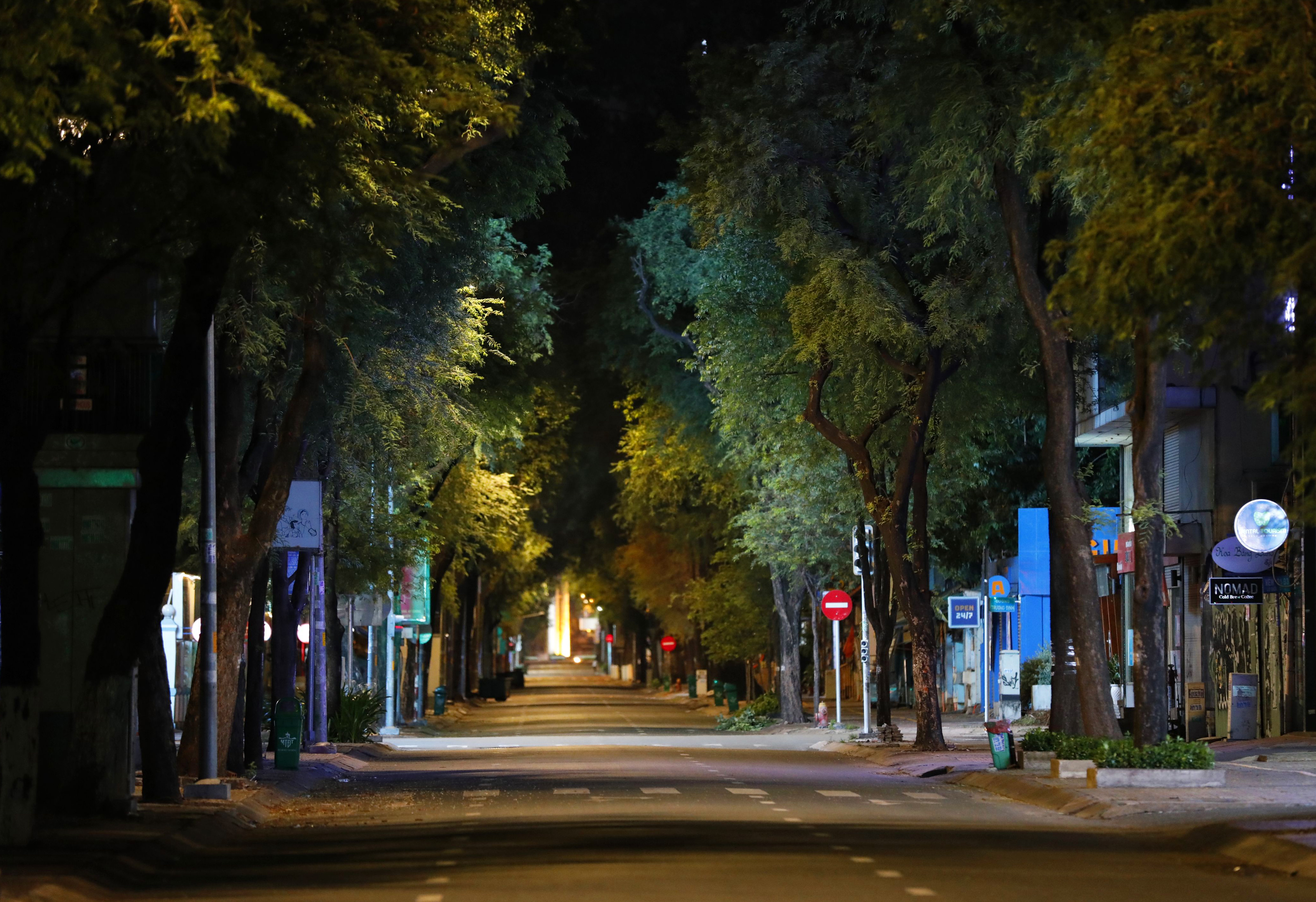 Những đường phố ban đêm ở thành phố luôn hiện ra với sắc đen đầy bí ẩn và những ánh đèn lấp lánh như những chút ánh sao rơi. Hãy đắm chìm trong sự lặng lẽ và hoàn hảo của từng khung cảnh, mỗi góc đường đều chứa đựng những trải nghiệm khó quên.