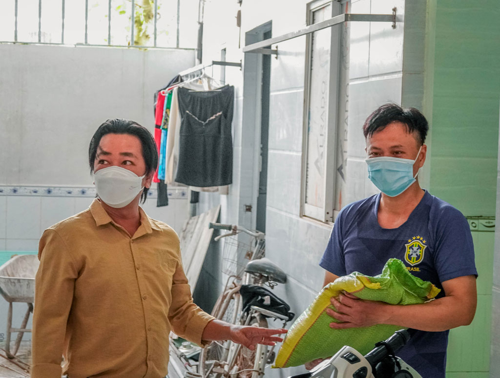 Chuyện tử tế: Miễn tiền phòng, còn tặng thêm thực phẩm cho khách trọ2