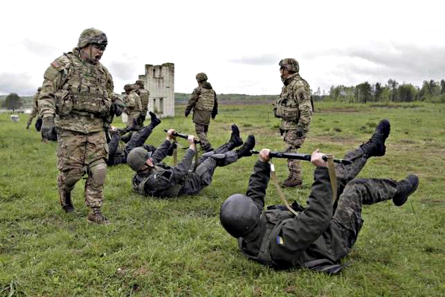 Quân đội Mỹ huấn luyện cho quân đội Ukraine - Ảnh: Reuters
