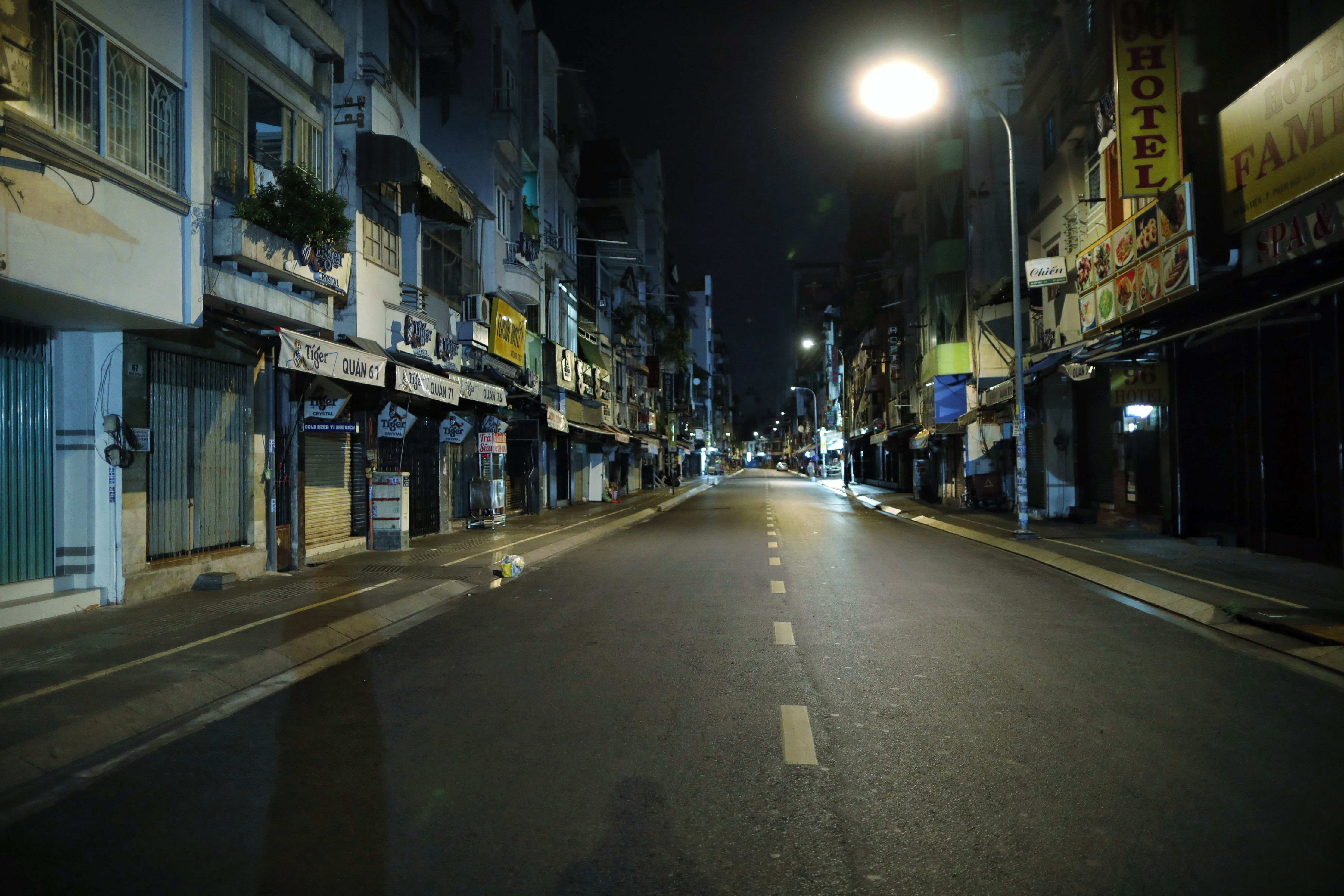 Hãy đến với ảnh đường phố không người tại TP.HCM để trải nghiệm cảm giác yên bình và đầy thư thái giữa phố thị ồn ào. Hình ảnh sẽ giúp bạn tìm thấy những góc phố đẹp nhất của Thành phố mang đậm chất Sài Gòn xưa.