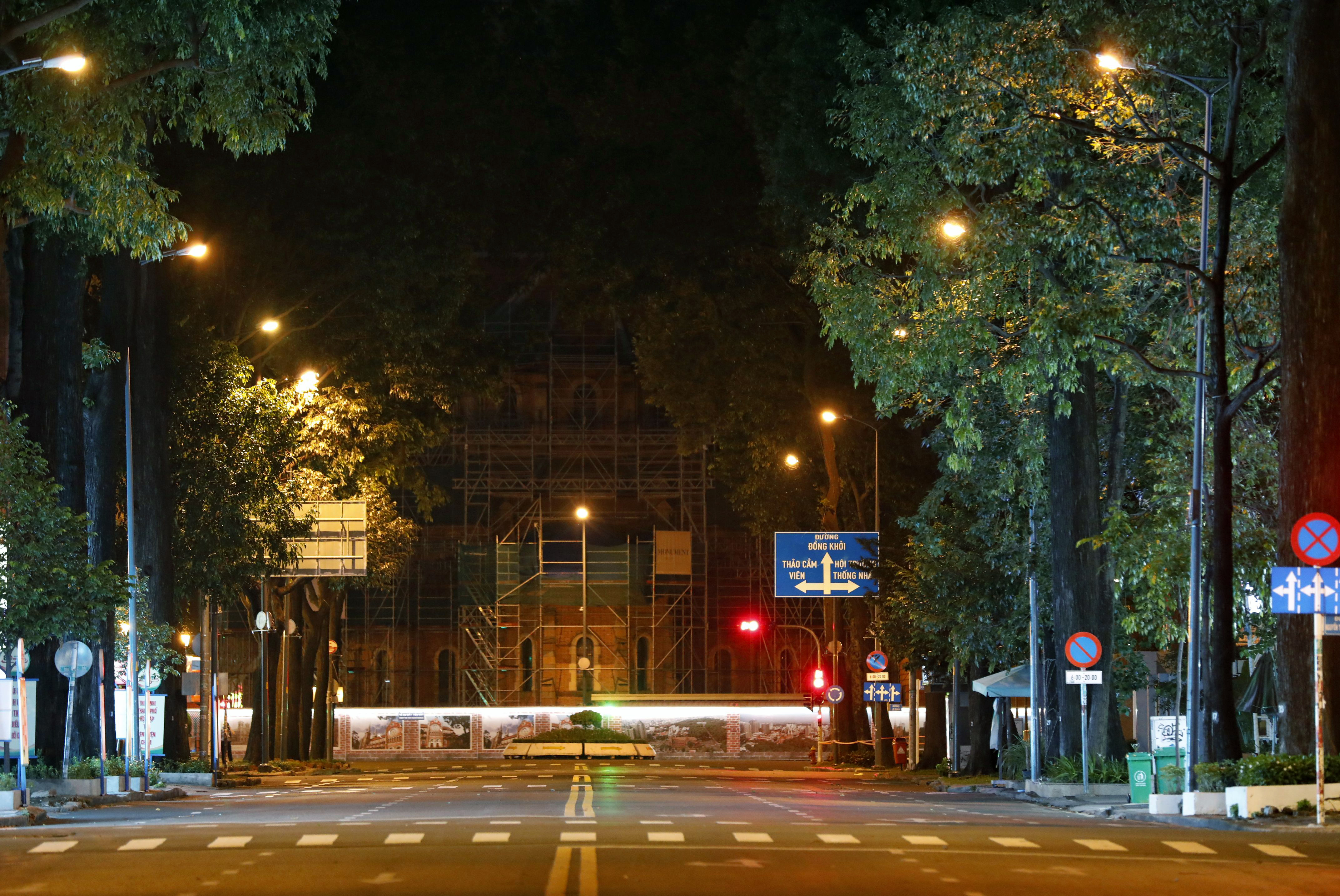 Đường phố TP.HCM đêm đầu tiên: Hãy cùng tìm hiểu về những cảm nhận đầu tiên của những người trải nghiệm Sài Gòn vào ban đêm. Dù là tòa nhà cao tầng hay những con phố nhỏ bé đầy sắc màu ánh đèn, Sài Gòn vẫn là một điểm đến hấp dẫn vào ban đêm.