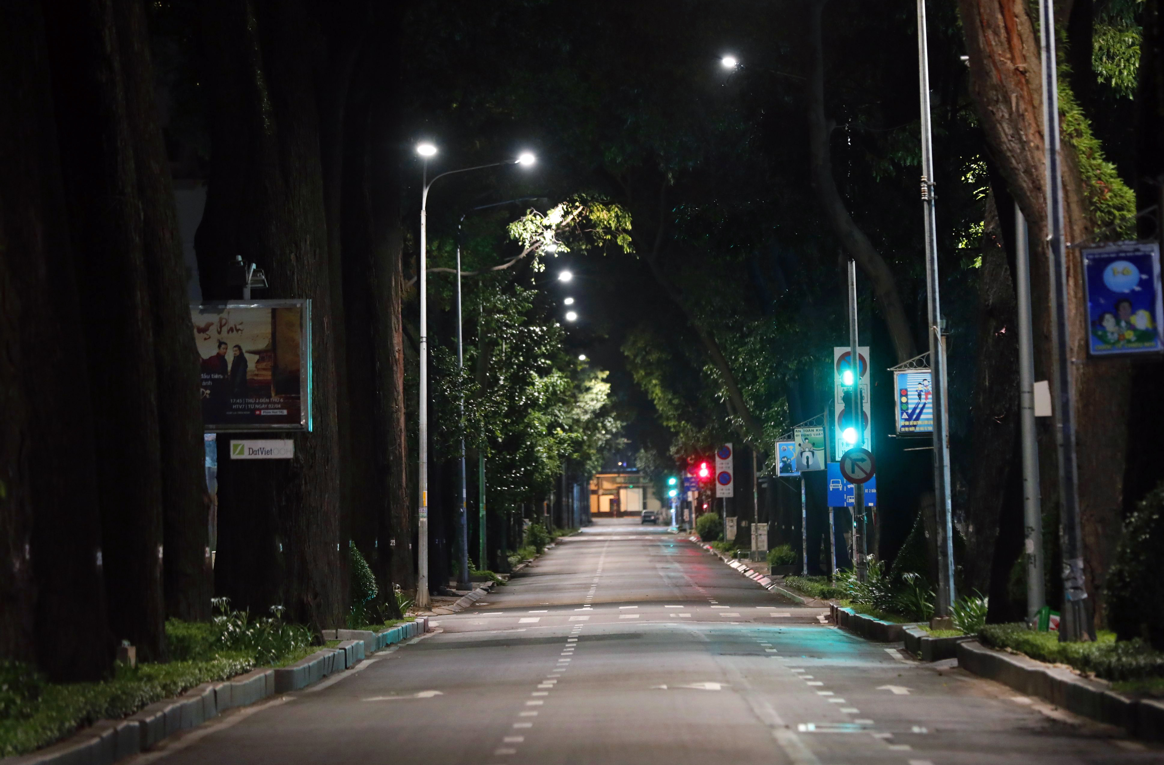 Tối nay TP.HCM trở nên vắng lặng, tạo ra một vẻ đẹp riêng biệt của thành phố sôi động này. Đến xem những bức ảnh tuyệt đẹp của những con đường đang phủ một màu ánh đèn đêm để cảm nhận được sự đặc biệt này nhé!
