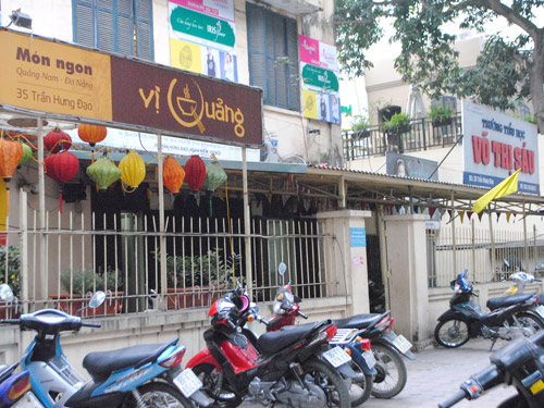 Trường Tiểu học Võ Thị Sáu chung khuôn viên với hộ dân (trong đó nhiều nhà cho thuê lại để kinh doanh nhà hàng).