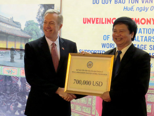 Đại sứ Hoa Kỳ tại VN Ted Osius trao tài trợ cho ông Nguyễn Dung, Phó Chủ tịch UBND tỉnh Thừa Thiên- Huế.